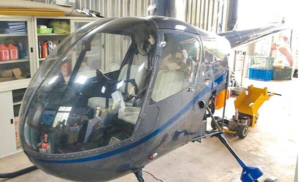 南投地檢署會同警方及民航局,在在台中外埔倉庫查扣ROBINSON R22直升機。(南投地檢署提供/陳淑娥南投傳真)