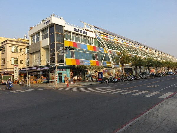 高雄市經發局為改善公有市場、列管夜市環境,向經濟部爭取改善預算補助,今年共核定8處,中央補助與地方自籌合計經費達2,379萬元。圖/高雄市政府提供