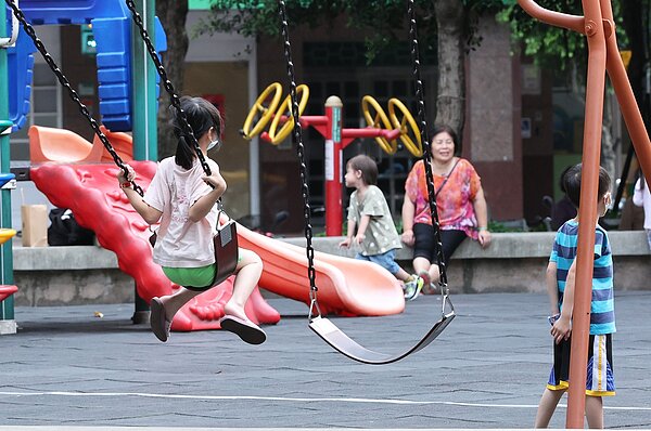母親節前夕,行政院加碼百億預算的育兒利多政策。記者潘俊宏/攝影
