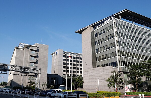 諾富特飯店收居家檢疫者又混住一般旅客,將逐案開罰,目前民航局已對華航開罰100萬元,交通部觀光局則對諾富特開罰15萬元。圖為華航園區建築群,包括諾富特飯店二館(左起)、本館及華航企業總部。 報系資料照/記者鄭超文攝影