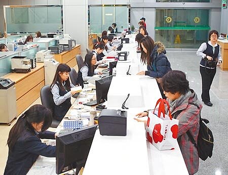 畢業季將至,社會新鮮人最怕「入錯行」,104人力銀行統計,從菜鳥到年資5年以上的老鳥,金融交易員薪資彈跳力最高,以48.5%榮登榜首。圖為民眾在銀行辦理相關金融業務。(陳君瑋攝)