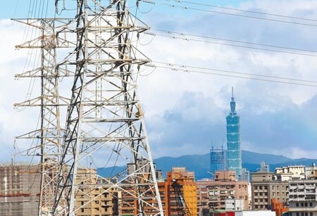 將參與台電開放民營電力競標,中佳電力周五(14日)將在龍井召開環評說明會爭取地方支持。圖為台北市區內的高壓電塔。(中時資料照片)