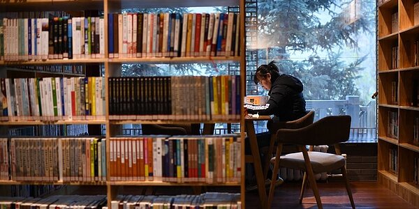 大陸家庭中設置獨立書房比率不到三成，在房價高昂的一線城市更只有12.3％。圖／新華社