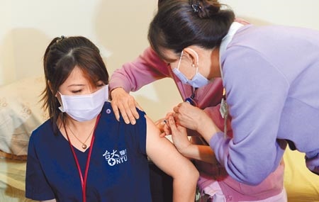 新冠疫苗昨接種9865人，再創單日新高，不過台北副市長黃珊珊卻擔憂第二劑疫苗沒著落。圖為第一線醫護人員施打疫苗情形。（中時資料照片）