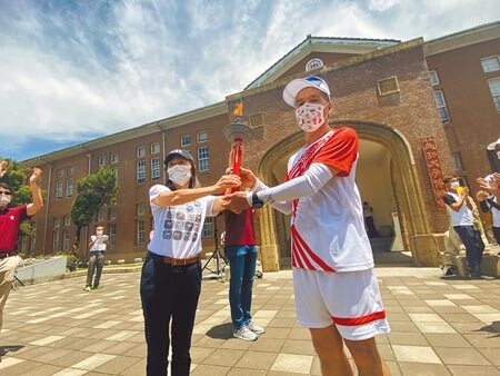 成功大學睽違40年再度主辦全大運，首度以跑步完成19天1168公里環台聖火傳遞，「超馬女王」王雅芬領銜連跑19天。（曹婷婷攝）