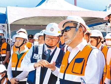 桃園市長鄭文燦去年11月和新北市長侯友宜一同到北桃交界視察捷運三鶯線施工情形時，笑讚三鶯線延伸到八德是「新北和桃園的感情線」。（蔡依珍攝）