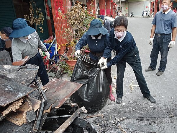 草屯鎮民宅氣爆火災，慈濟志工發動人員協助清理，讓受災民眾早日重整家園。圖／讀者提供