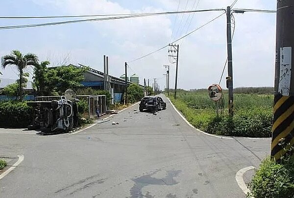 彰化縣芳苑鄉芳寮路8日發生1死5傷車禍,39歲許姓婦女駕駛廂型車,撞上陳姓男子的自小客車,因撞擊力道猛烈,許女被甩出車外僅受輕傷,但坐在副駕駛座陪母親外出打工的18歲長子,卡在變型車體座位上,救出後送醫不治。圖/翻攝畫面