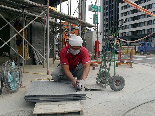 營造業缺工嚴重,勞動部將放寬民間工程引進移工門檻。圖為示意圖,非新聞當事人。圖/聯合報資料照片