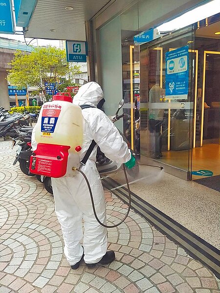台北富邦銀行內湖分行成確診者足跡,讓周邊民眾人心慌慌,環保局第一時間也前往消毒。圖/台北市環保局提供
