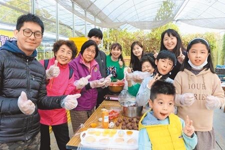 許多民眾初為祖父母時,仍保持工作狀態,還必須肩負育嬰之責,卻無法申請育嬰留職停薪。圖為苗栗縣大湖衛生所邀請祖孫、親子到草莓園同樂,體驗無毒農耕、健康飲食。中時報系資料照