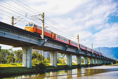 立法院法制局建議台鐵檢討東部幹線，對車輛載運量與軌道行車速度的安全管控重新評估。圖為鐵路高架宜蘭市校舍路至蘭陽溪段。（中時資料照片）
