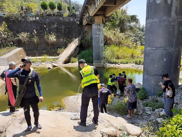 台中市太平區頭汴坑溪9日發生27歲陳姓男子與7歲李姓男童溺水意外,二人送醫都不治。圖/台中市消防局提供