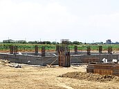 北門錦湖地下神祕管線　排鹽管改良土地