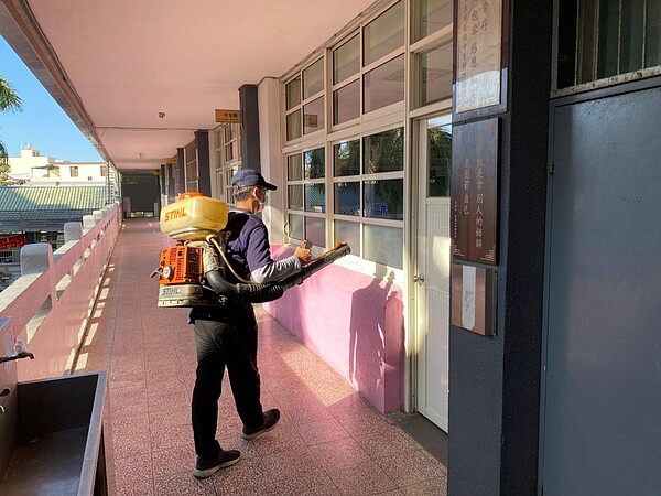 環保局清潔人員協助加強消毒考場學校學校。圖/台中市政府提供
