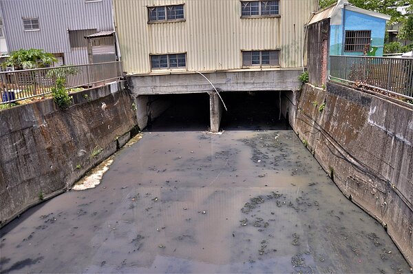 位在鳳福活動中心後方的東門溪,河面因夾雜廢水與藻類形成白色狀有機物,除臭味四溢外,觀感也不好。記者張哲郢/攝影