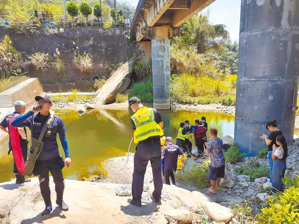 李姓男子9日與妻子、3名子女、妻舅共6人，前往太平區頭汴坑溪烤肉，次子不幸溺斃，消防人員搜救時，家屬在岸上焦急雙手合十、不斷祈求。（台中市消防局提供／張妍溱台中傳真）