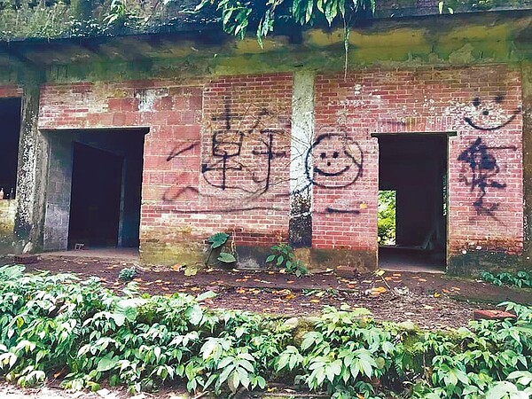 大溪順和煤礦遺址遭噴上不雅字眼及表情符號,地上也滿是冥紙。(朱文榮提供/呂筱蟬桃園傳真)