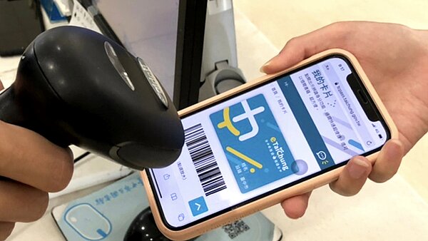 台中市政府推動「台中e指通」,市民可申請數位市民卡,本月開始可拿手機借還書。圖/台中市府提供