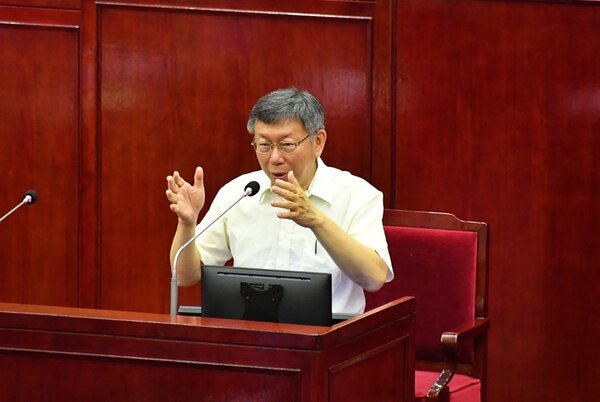 對於大巨蛋議約及經營權轉讓的問題，台北市長柯文哲在議會報告時做出說明。圖／台北市政府