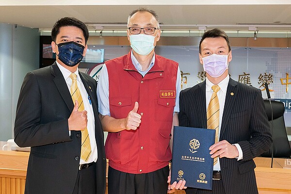 永慶房屋區副總經理蔡明倫(圖左)、永慶房屋人資部資深經理塗振宏(圖右)與新北市政府副市長謝政達(圖中)合影。圖/永慶房屋提供