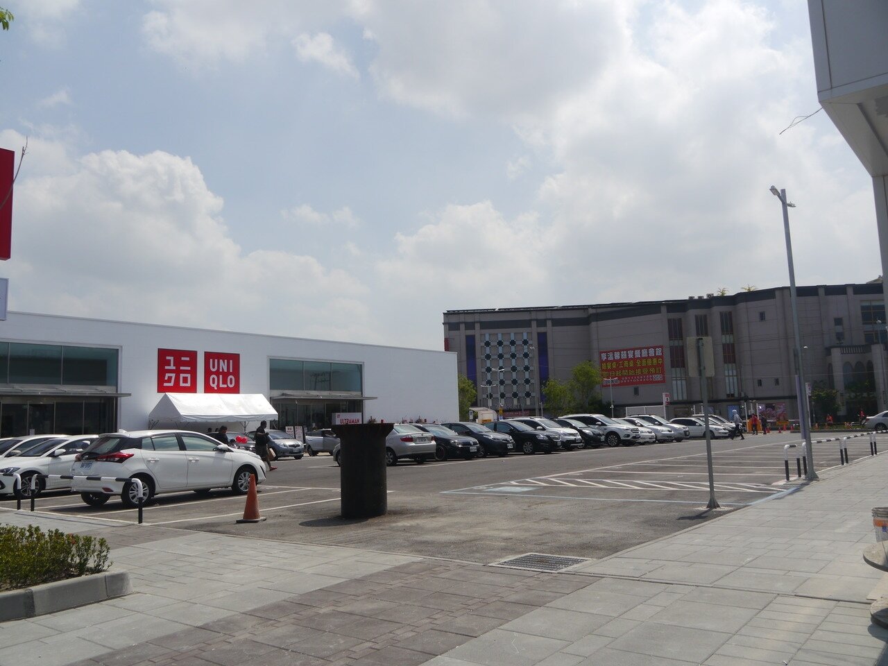 來自日本的平價連鎖服飾店率先開張,開幕前三天早上8點開門營業,停車場就已經快客滿。記者徐白櫻/攝影