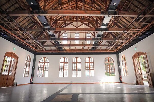 竹中劍道館是台灣現存武道場中唯一採洋式建築風者,採用上等的檜木及杉木,為一棟磚造木構架的建築物,屋面為複折式,山牆面呈現尖形山峰,創造出高聳的感覺,異於一般洋式建築的風格。圖/新竹市政府提供