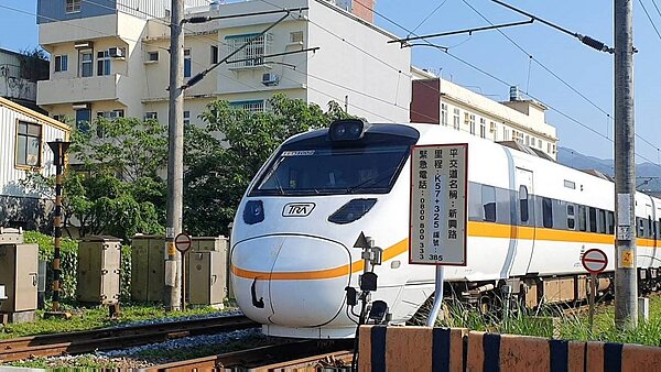 太魯閣號10日午在頭城吉祥路平交道撞上一名侵入軌道的老婦人。圖／讀者提供