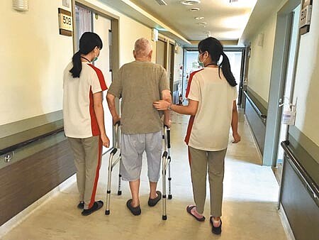 台灣人口老齡化使得長照議題更顯重要,而長照機構也面臨許多挑戰,包括如何符合相關政策同時穩健經營成長。圖∕本報資料照片