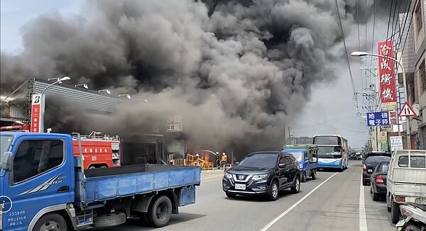 彰化縣溪湖鎮二溪路一段一家沙發工廠下午一點多發生火警，由於竄出大量濃煙及火勢相當嚇人，目前彰化消防局溪湖分隊等進行搶救中，初步了解，工廠人員即時逃出，無人員受困。圖／民眾提供