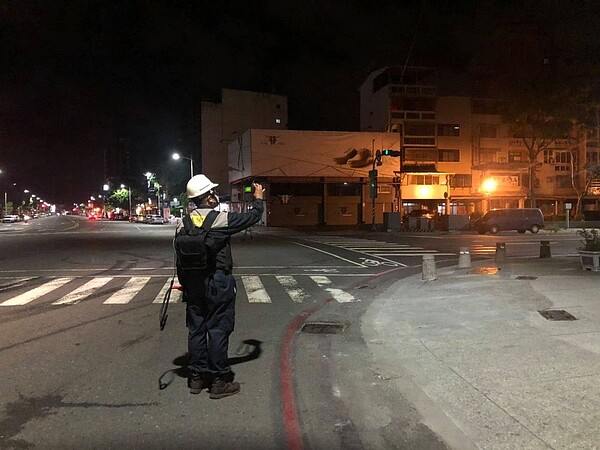 高雄市環保局值班人員與空汙小組、重工計畫,查察小港、大發、林園、臨海等地的工廠運作情形。圖/高雄市環保局提供