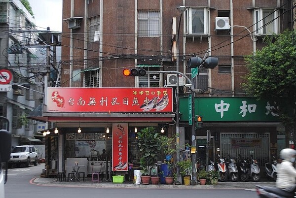 位於里活動中心不遠處的美食名店。圖／李永順攝