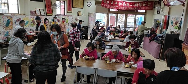 每個禮拜舉辦一次的老人共餐活動。圖/由蕭淑女里長夫人提供