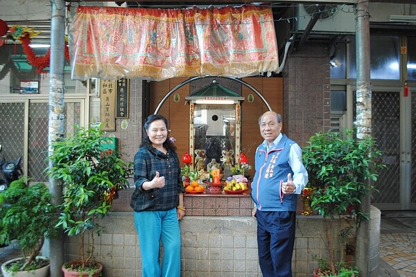 里長藍國鐘與里長夫人蕭淑女。圖／李永順攝