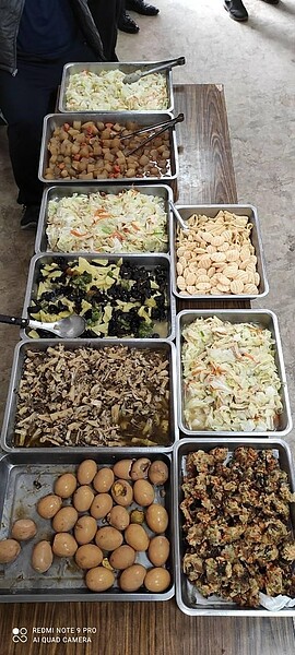 老人共餐活動的多樣菜色。圖/由蕭淑女里長夫人提供