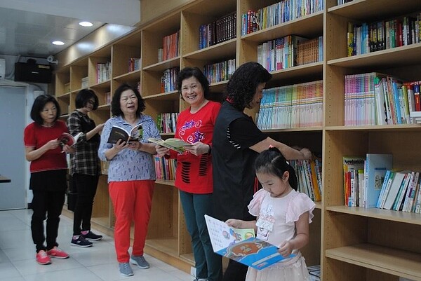 正在讀書的民眾。圖/李永順攝