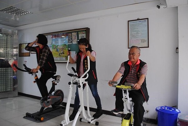 民眾捐贈的健身器材。圖/李永順攝