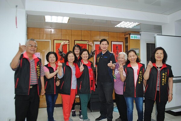 里長鄭經美與鄰長們。圖/李永順攝