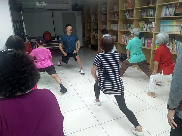 邀請專業健身教練到班授課。圖/由鄰長林夢蘇臉書提供