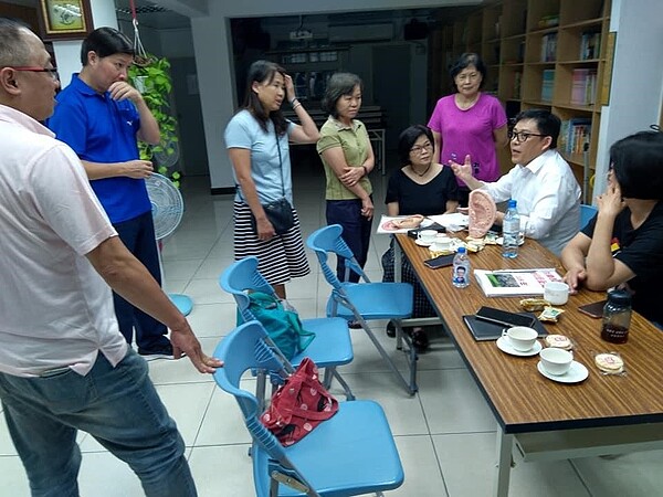 邀請耳醫學專家為里民解惑。圖/由鄰長林夢蘇臉書提供