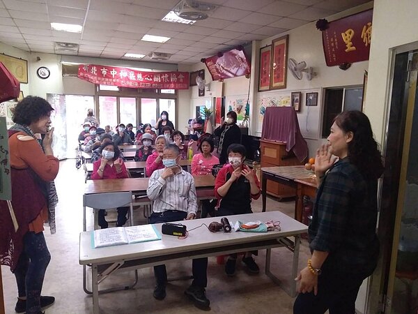 聘請手語老師為里區長者進行簡易手語教授。圖／蕭淑女里長夫人提供