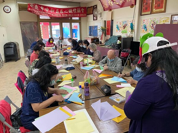於里民活動中心每個禮拜四舉辦的美勞手作活動。圖／蕭淑女里長夫人提供