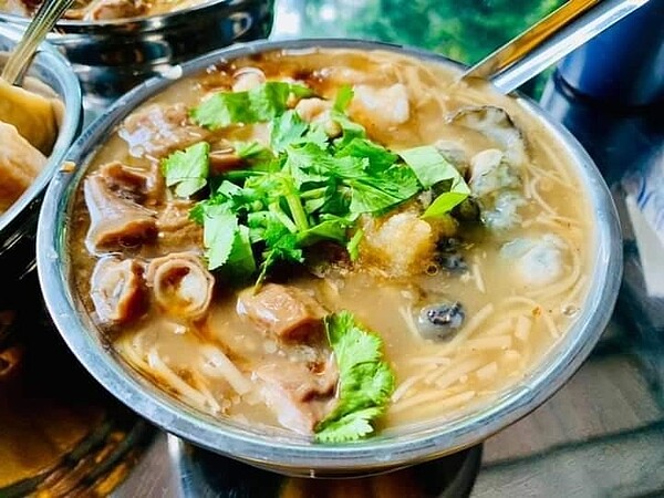 蚵仔麵線舖上香菜,有裝飾和調味雙重作用。圖/夏曉山攝