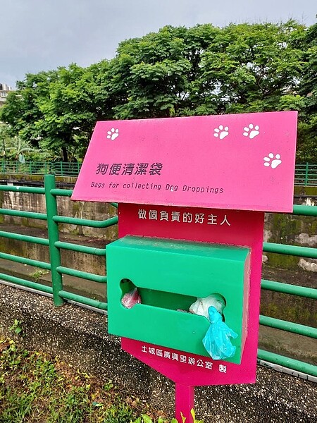 公園設有設計可愛的毛小孩便便小屋。圖／夏曉山攝