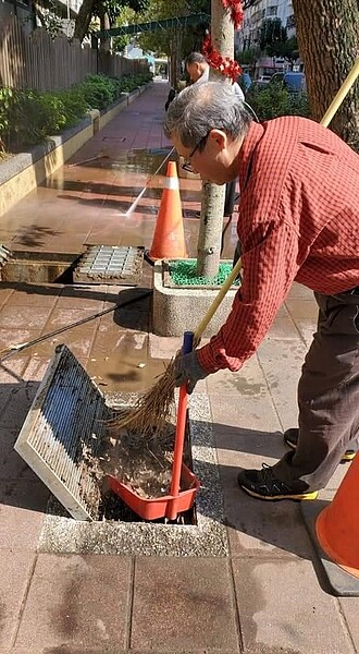 掀開每個水溝蓋，裡外都不留下半點髒污。圖／夏維鴻攝