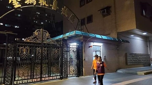 夜間的守望相助巡守隊，個個是精兵。圖／夏維鴻攝