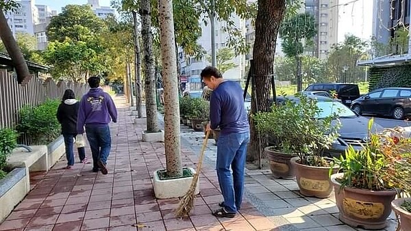 感謝清潔志工無怨無悔的付出。圖／夏維鴻攝