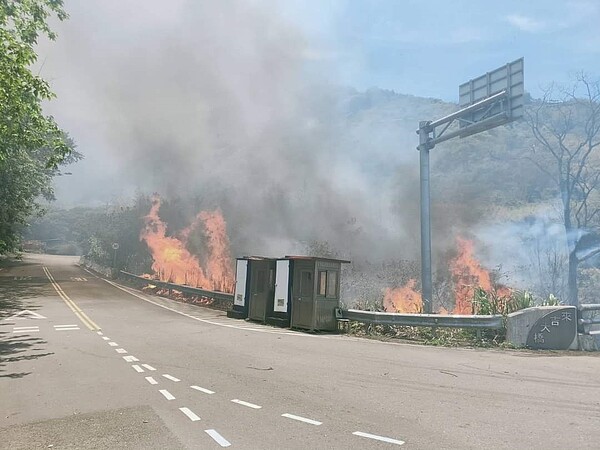 嘉義縣阿里山鄉來吉大橋旁,11日中午12時驚傳大面積火燒山,目前火勢已獲得控制。圖/翻攝自阿里山鄉公所