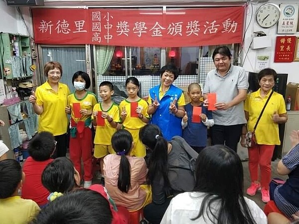 累積的資收獎金,頒發給學生。圖/記者姜靜枝攝影