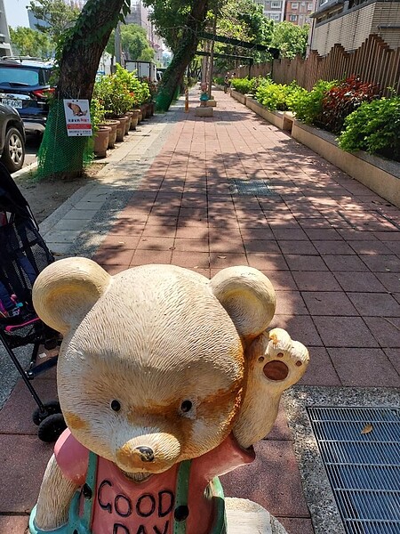 新北高工的綠蔭步道擺放熊寶寶,可愛破表。圖/彭柔安攝